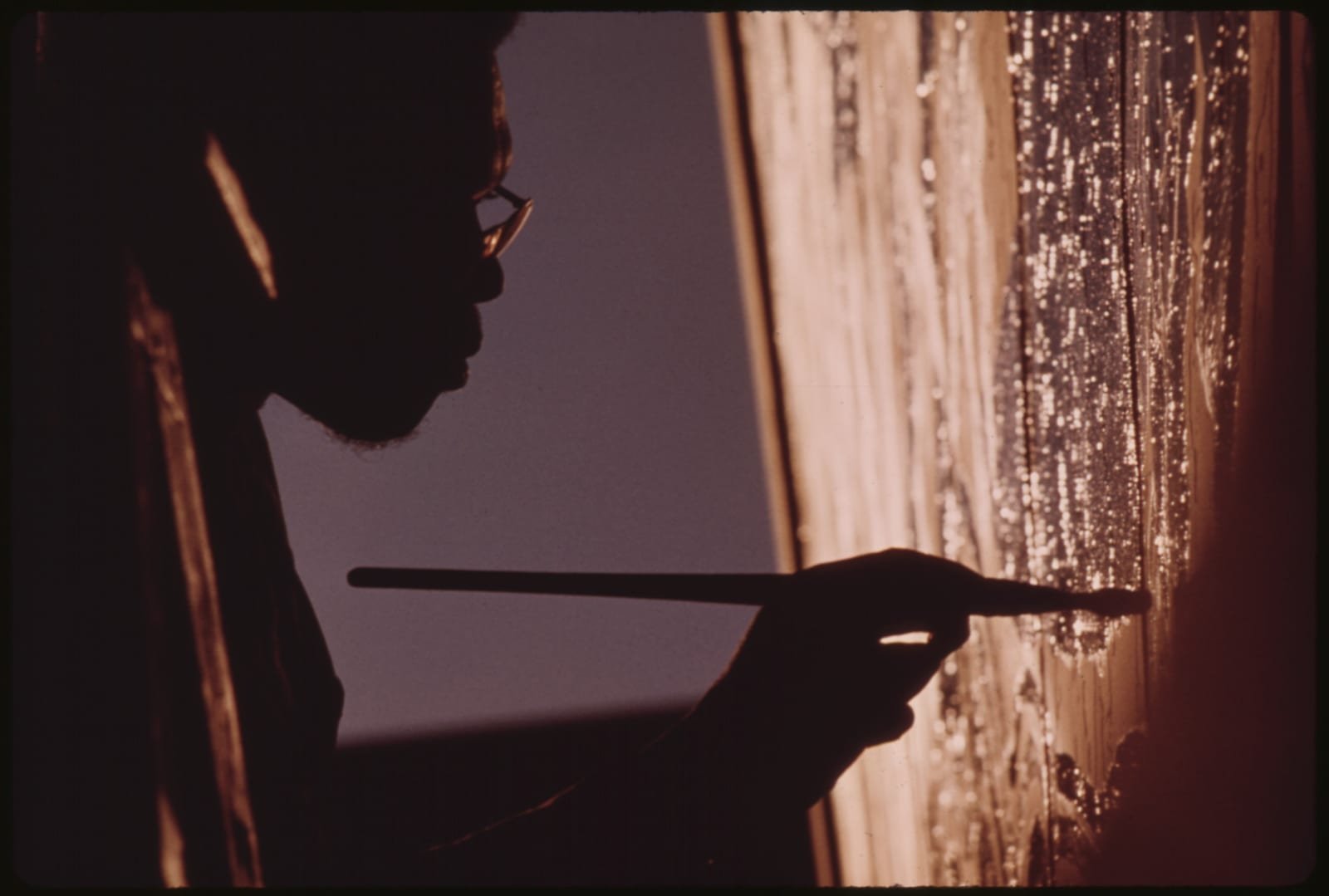 ARTIST RON BLACKBURN PAINTING AN OUTDOOR WALL MURAL AT THE CORNER OF 33RD AND GILES STREETS IN CHICAGO. HE IS ONE OF... - NARA