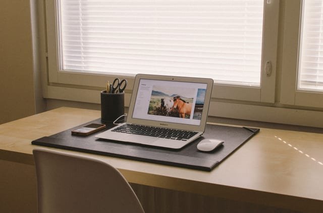 Apple-iphone-smartphone-desk-3