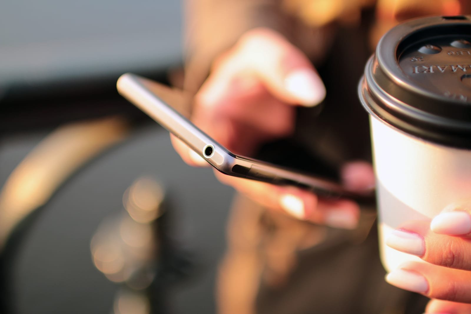 Hands-coffee-smartphone-technology