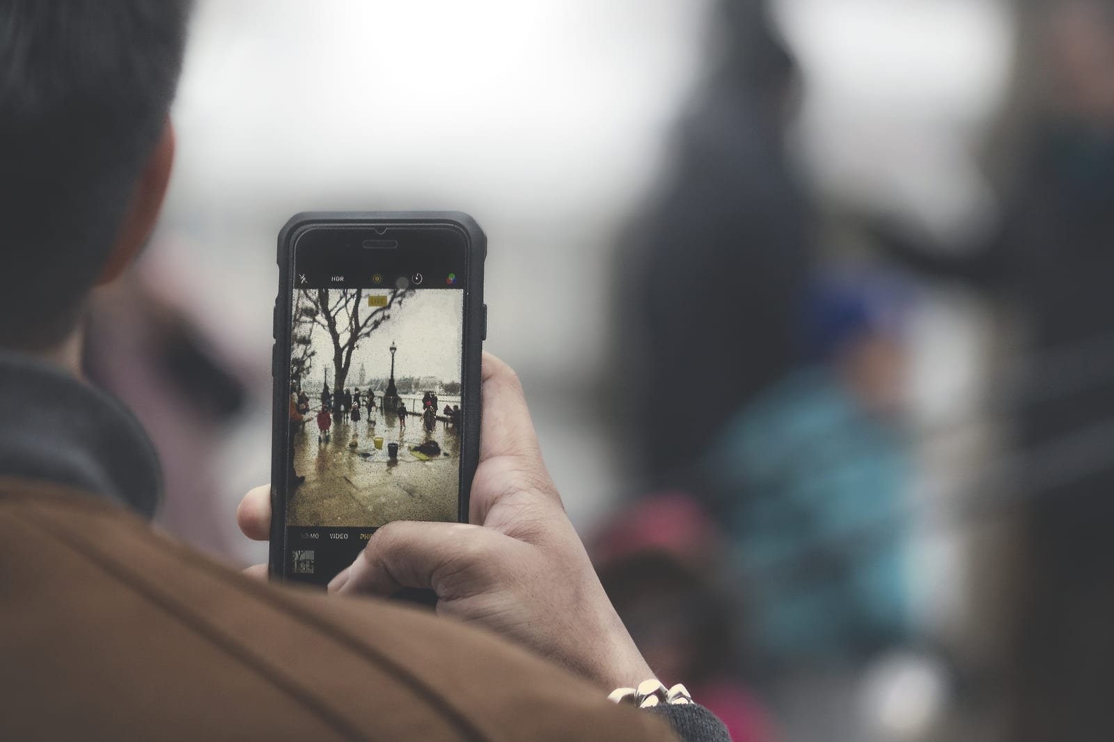 Smartphone photographer (Unsplash)
